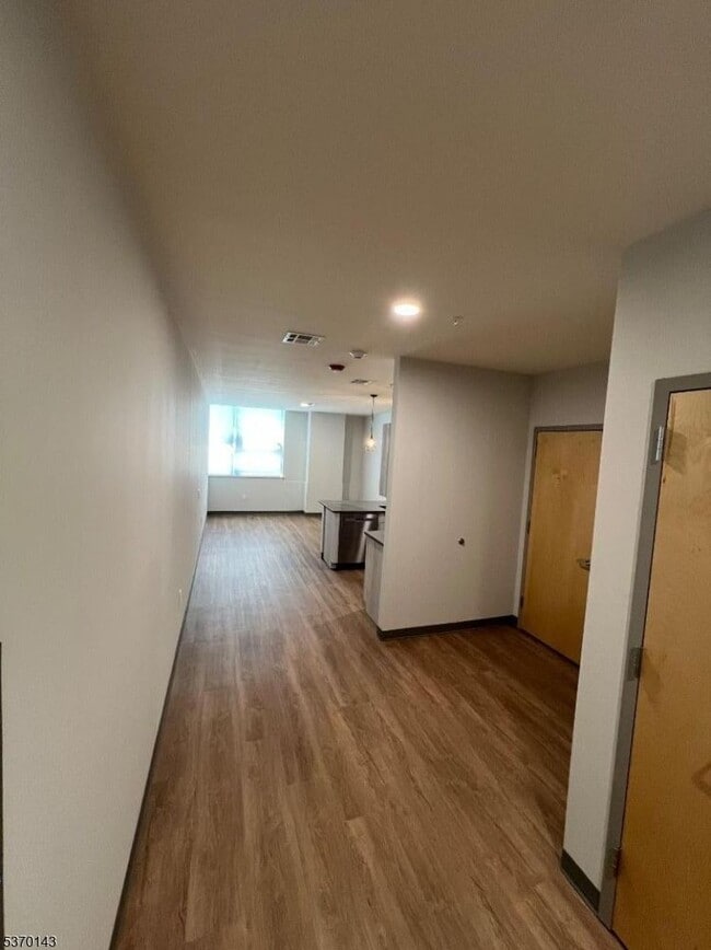 Building Photo - 70 W Grand St Unit 70 Rental
