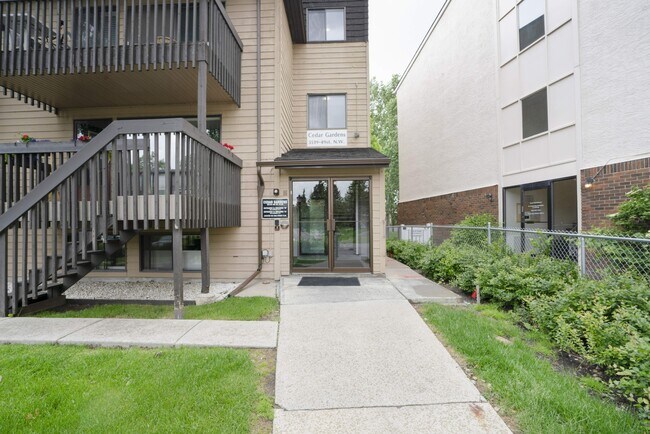 Photo - 3519-3519 49 St NW