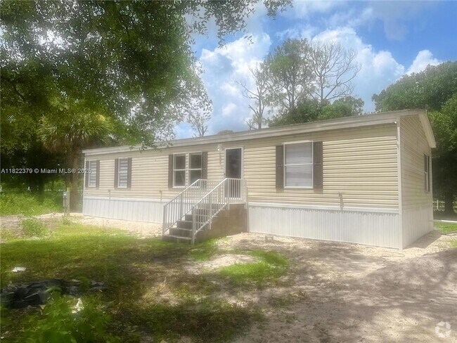Building Photo - 720 N Riverside St Rental