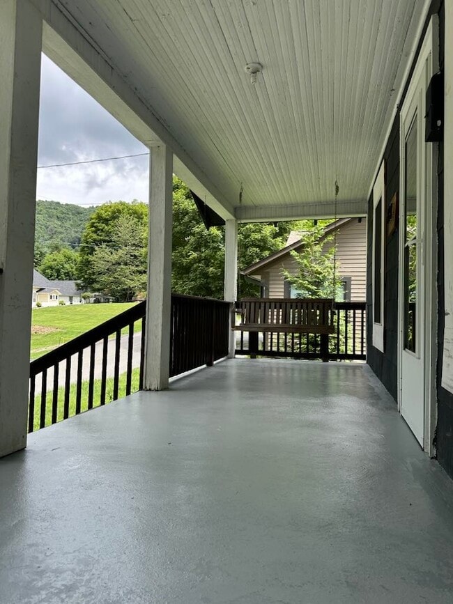 Front Porch - 114 Carolina Ave