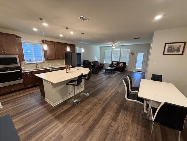 Photo - 228 Regatta Trl