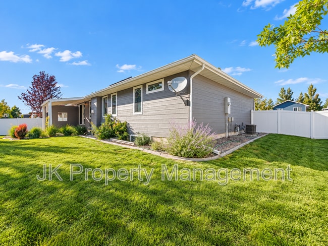 Photo - 328 35th Ave NE