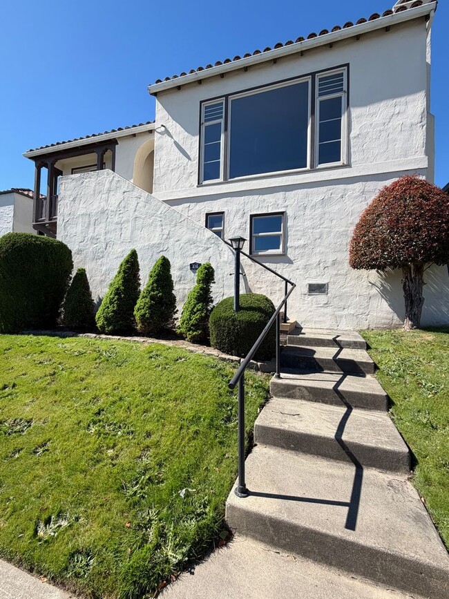 Building Photo - 4BD/3BA Two-Story Home | Flexible Layout + Big Backyard