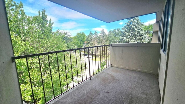 Well maintained 2-Bed 2-bath Oasis with Pool Access in Prime Bloomington Location 7-17