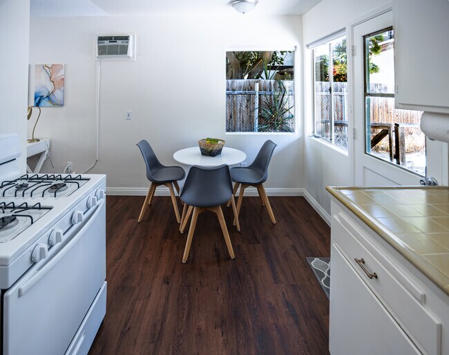 Eat in kitchen - 12354 Addison St