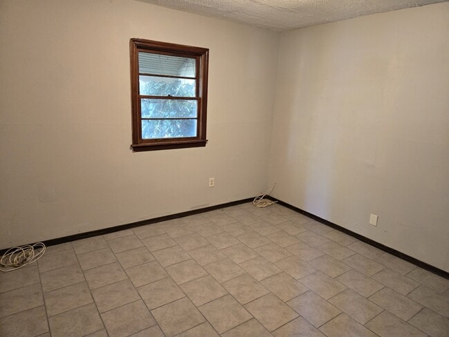 Photo - 402 Artmus St