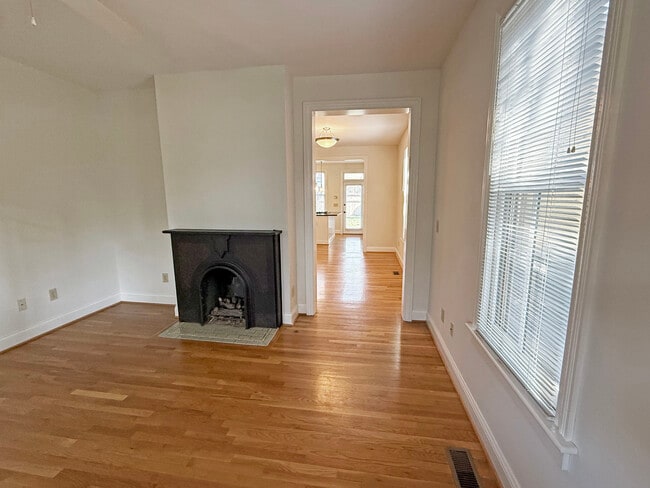 Photo - 844 Hamlet St