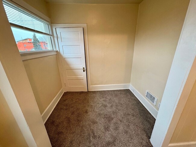 Photo - 556 Ward St Unit Upper