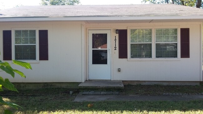 Building Photo - 3 Bedroom 2 bath house