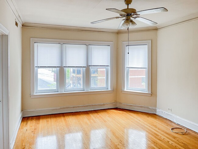 Building Photo - 2008 W Foster Ave Unit 1