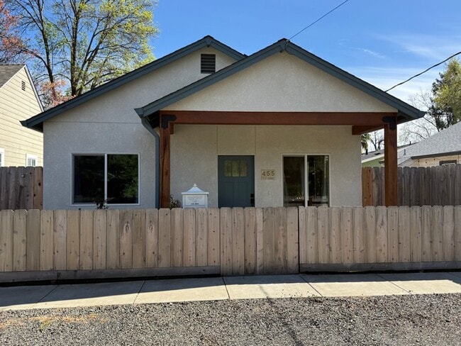 Building Photo - 455 E 8th Ave