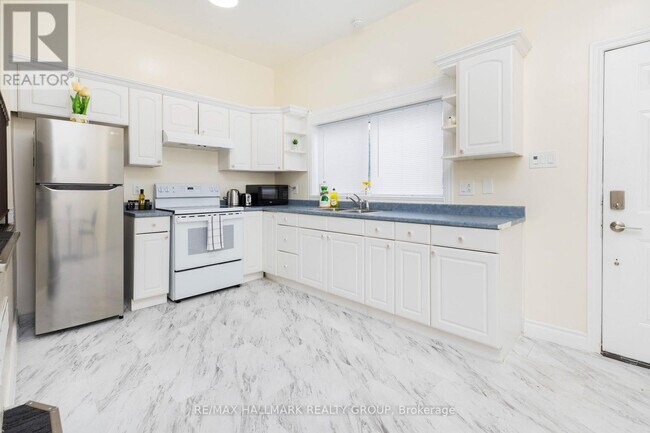 Photo - 456 Bronson Ave