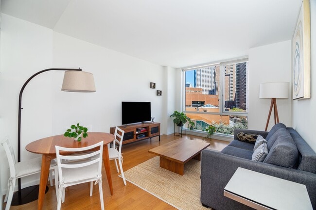 Building Photo - 200 Chambers St