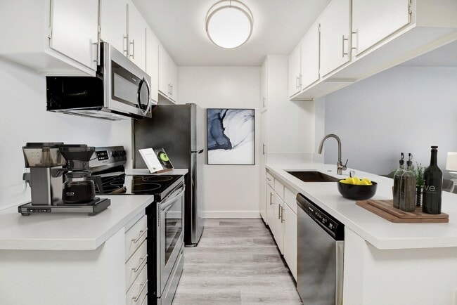 Building Photo - Zelzah Court Rental