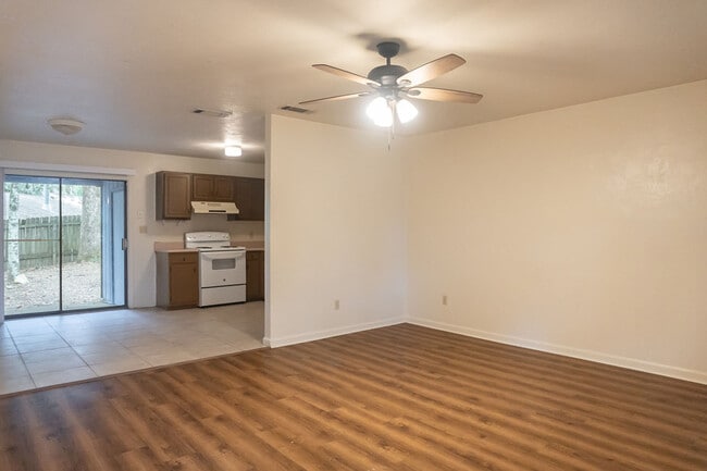 Photo - 1550 Live Oak Dr