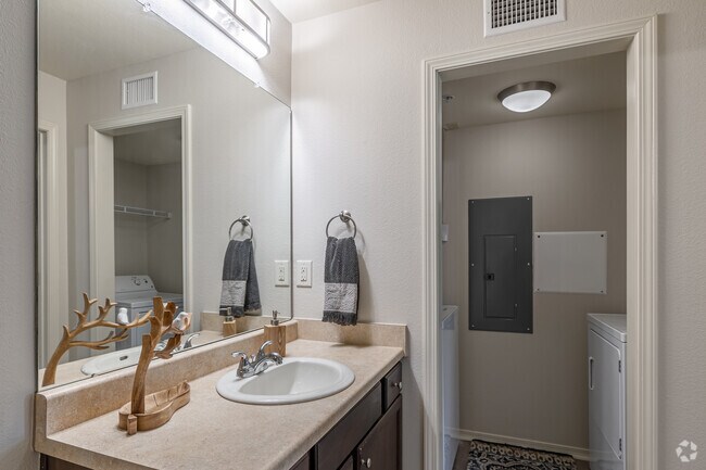 1BR, 1BA - 718SF - Bathroom