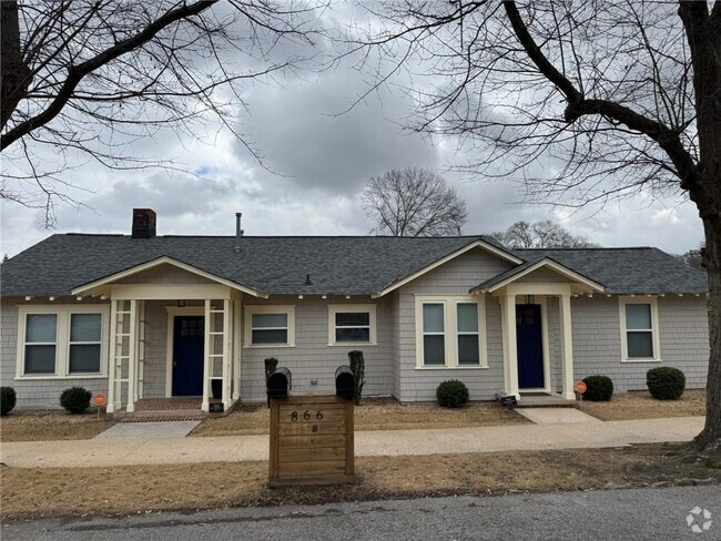 Building Photo - 866 Custer St Rental