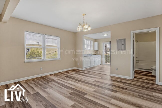 Building Photo - 1317 Main St