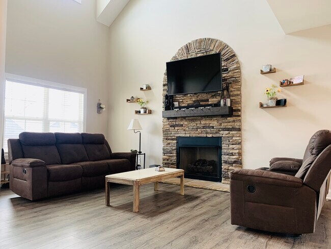 Photo - 502 Latham Ct