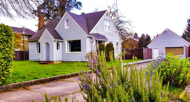 Charming Home with Chef's Kitchen - 4709 NE 15th Ave