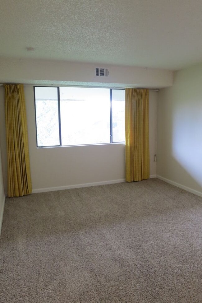 Building Photo - 600 Manhattan Dr Rental