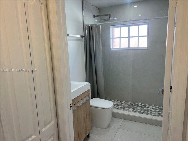 Photo - 2425 W 76th St Unidad 207