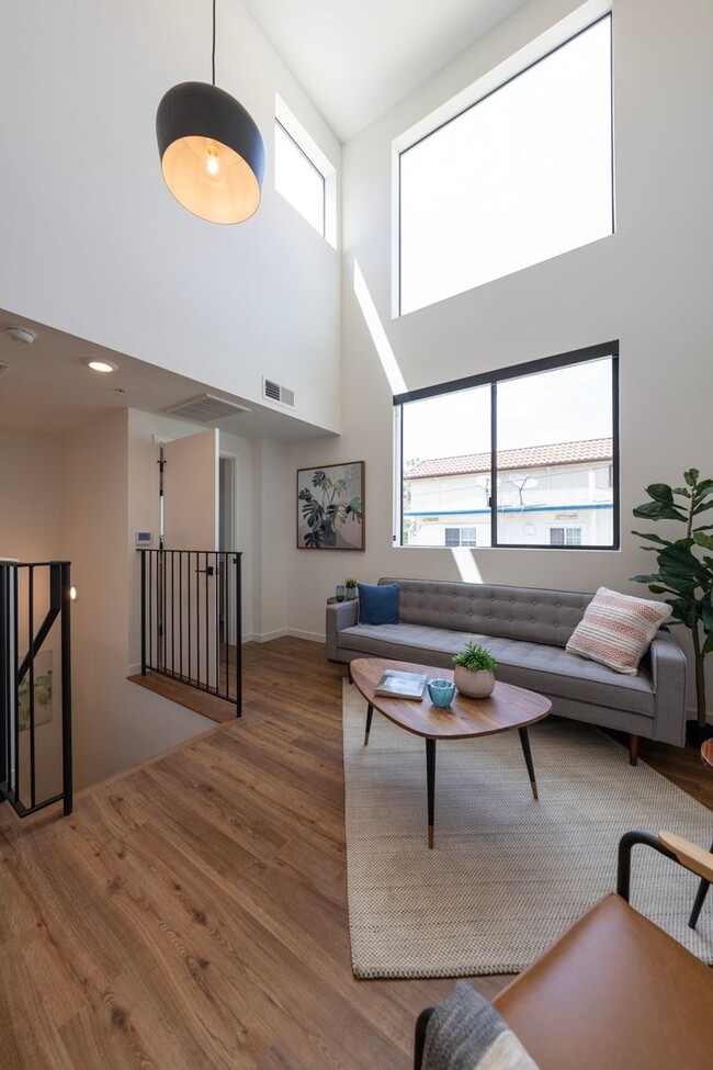 Photo - 527 S Wilton Pl