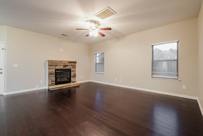 Photo - 559 Dahlia Dr