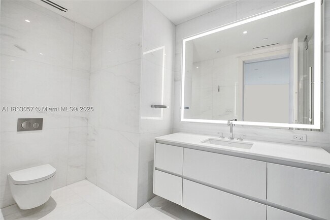 Building Photo - 300 Biscayne Blvd Unit 505C