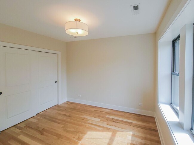 3338 N Sheffield Ave Unit 4