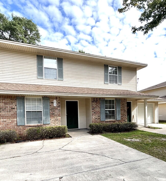Building Photo - "Charming 2-Bedroom Townhouse in Fort Walt...