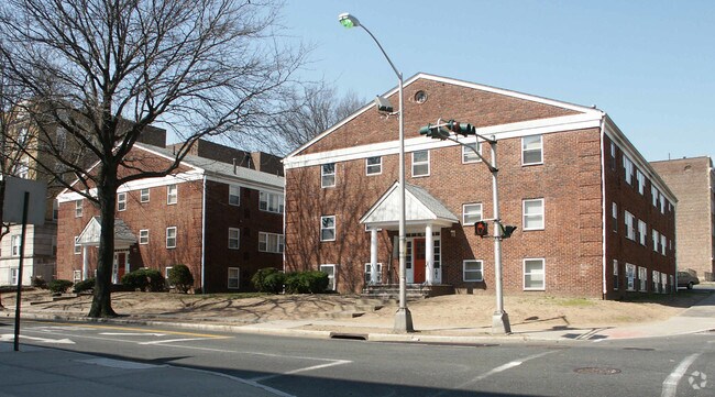 75-81 Avenida Arlington Norte - 74 S. Munn Ave