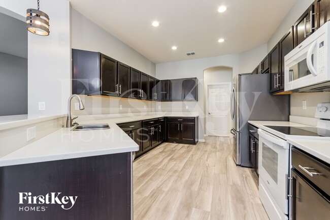 Photo - 533 Interlock St