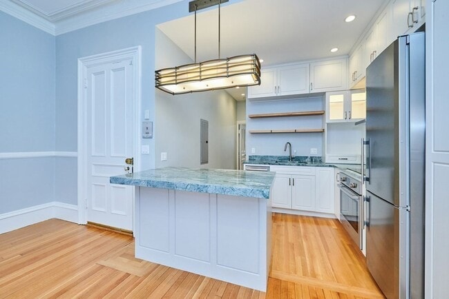 Building Photo - 313 Marlborough St Unit 2