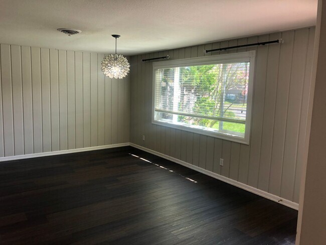 Photo - Darling 3 bedroom bungalow in Ferry St Bridge neighborhood!