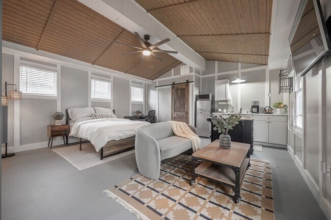 Tiny home high ceilings, pet friendly, fen... - Tiny home high ceilings, pet friendly, fen...