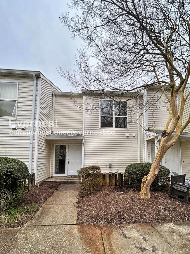Building Photo - 3 Bed, 1.5 Bath Townhome with Off-Street Parking / Pet-Friendly / Available Now!