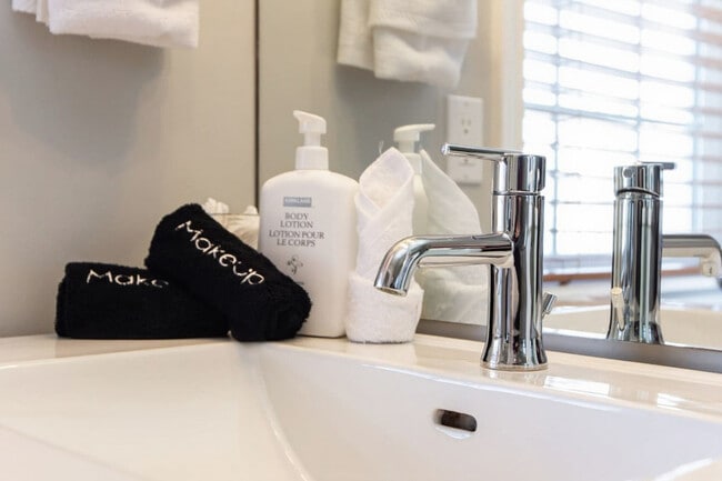 Photo - 12223-12217 17 Ave SW Unit SI ID1308610P