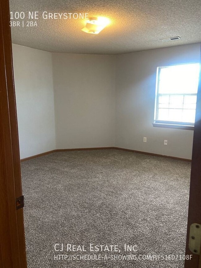 Photo - 100 NE Greystone Dr