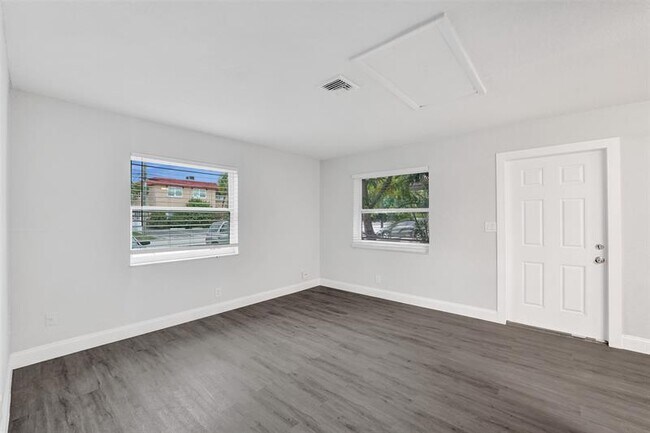 Photo - 232 SE 9th Ave Apartment Unit 1