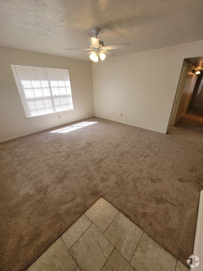 Building Photo - College Station - 3 Bedrooms / 2 baths fou... Rental