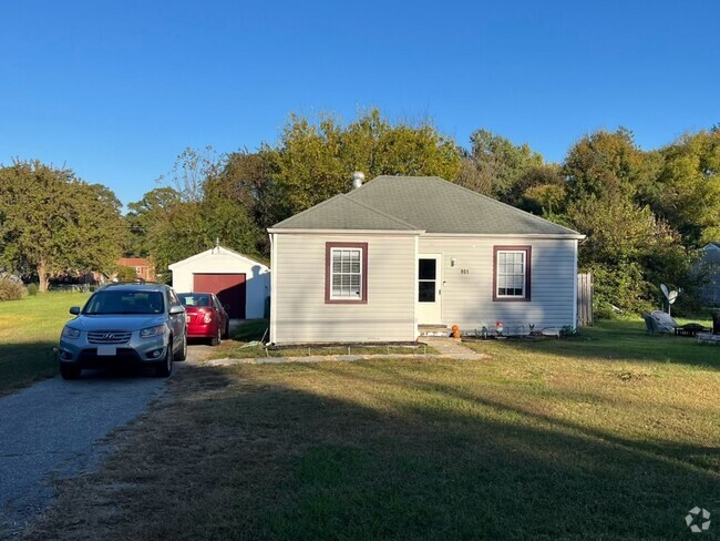 Building Photo - 2 bed house, big .75 acre yard, hardwoods,...