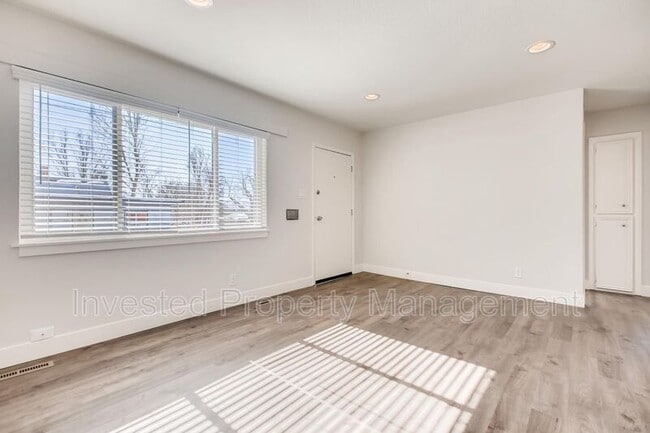 Photo - 3330 Cook St