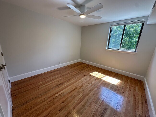 Photo - Modern Pet-Friendly 2BR in Washington Square with Parking, Balcony & In-Unit Laundry Unidad 201