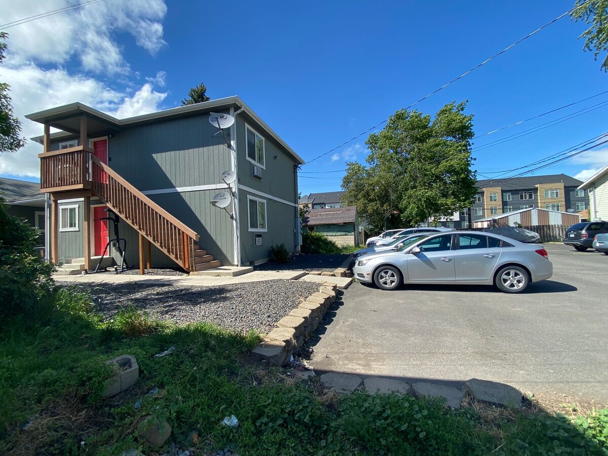 On Campus! Cheney 2 bedroom 1 bath duplex Available July 10th! - On Campus! Cheney 2 bedroom 1 bath duplex Available July 10th! Unit 19 Erie St