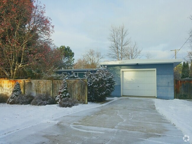 Building Photo - Ranch Style Home in the Lewis and Clark Area