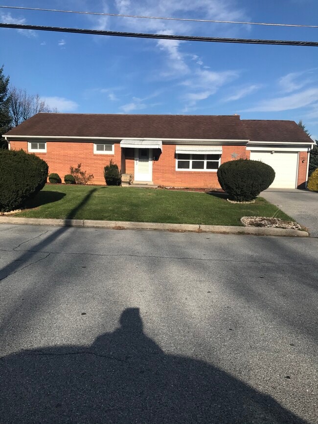 Photo - 625 E Queen St