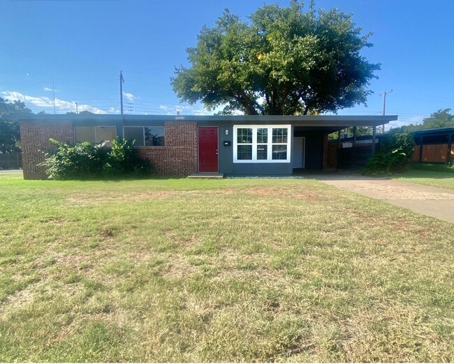 Building Photo - 3 bed 1 bath rental near YMCA now available.