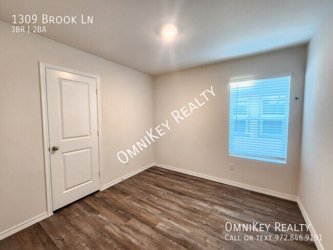 Photo - 1309 Brook Ln