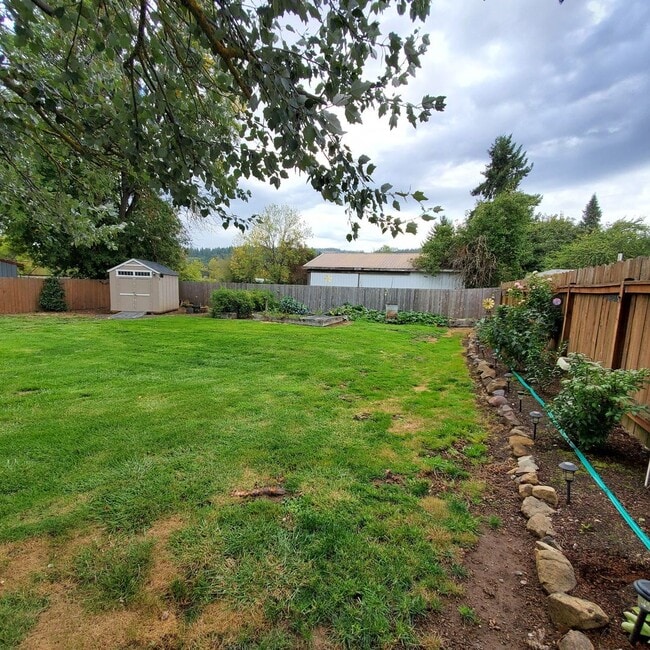 Photo - Pet Friendly 3 Bedroom 2 Bath home with large backyard in Brownsville, OR